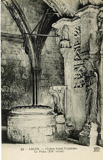 63 ARLES - CLOITRE SAINT-TROPHIME, LE PUITS (XIIe SIECLE)