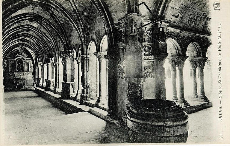 23 ARLES - CLOITRE ST-TROPHIME, LE PUITS (XIIe SIECLE)