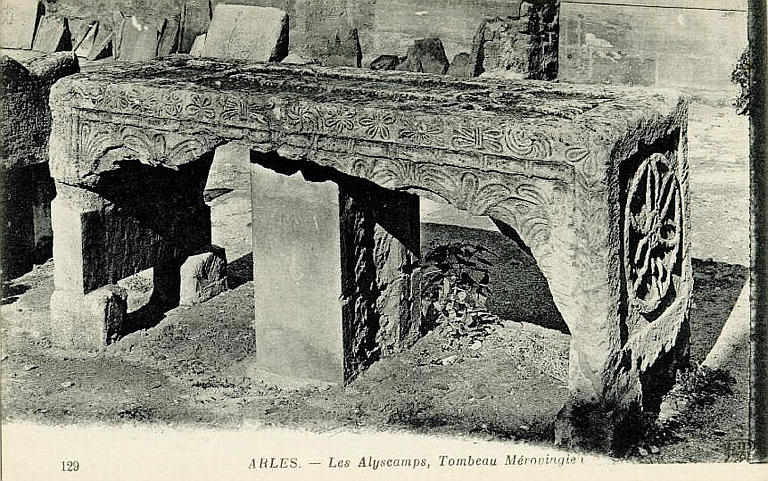 129 ARLES - LES ALYSCAMPS, TOMBEAU MEROVINGIEN