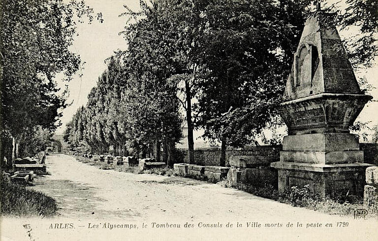 15 ARLES - LES ALYSCAMPS. TOMBEAU CONSULS MORTS DE LA PESTE EN 1720