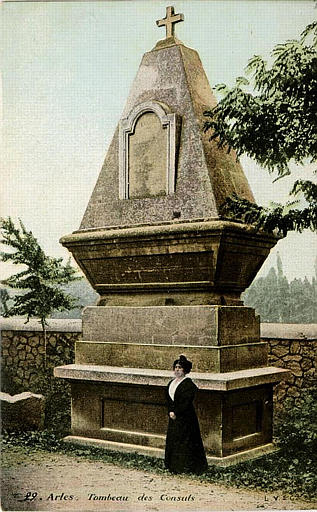 22 ARLES - TOMBEAU DES CONSULS