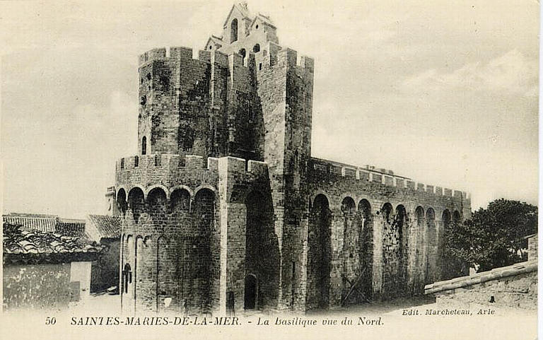 50 LES SAINTES-MARIES-DE-LA-MER - LA BASILIQUE VUE DU NORD