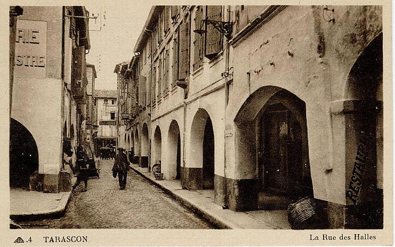 4 TARASCON - LA RUE DES HALLES