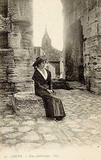 61 ARLES - UNE ARLESIENNE