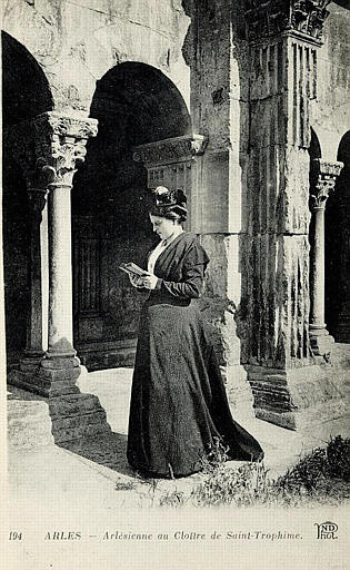194 ARLES - ARLESIENNE AU CLOITRE DE SAINT-TROPHIME