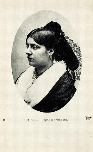 19 ARLES - TYPE D'ARLESIENNE