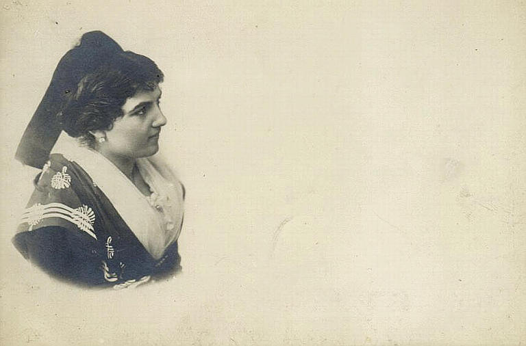 PORTRAIT DE FEMME EN COSTUME (titre factice)