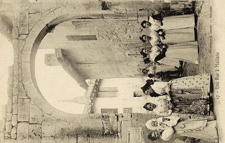 17 UNE RUE A MAILLANE