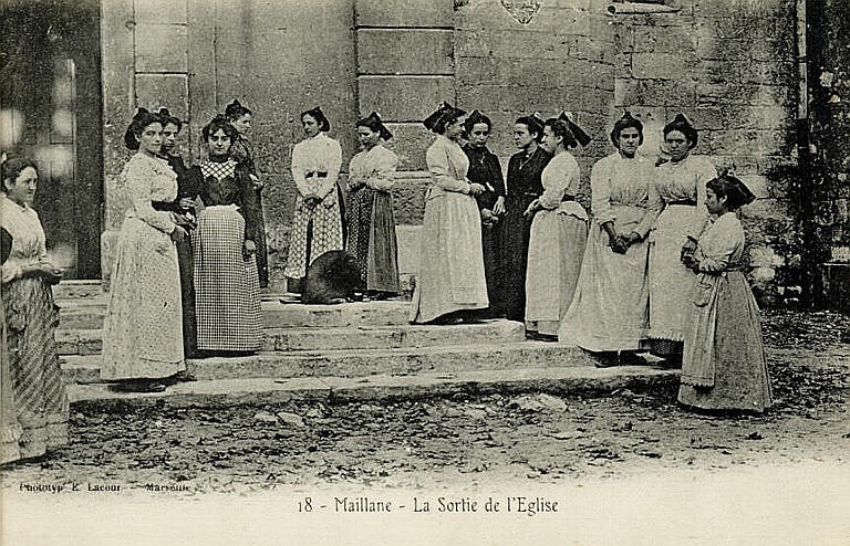 18 MAILLANE - LA SORTIE DE L'EGLISE