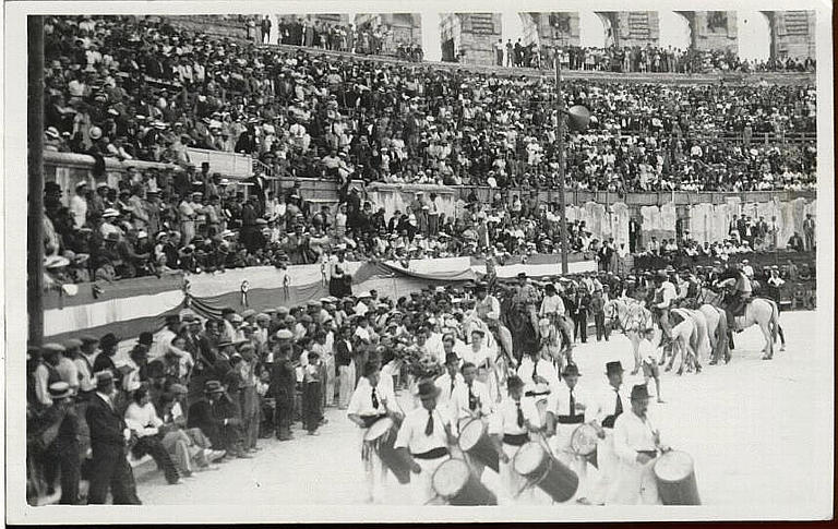 ARLES - DISTRIBUTION DE PRIX FOLKLORIQUES