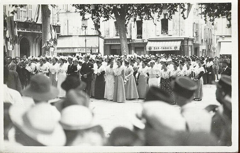 ARLES - CONSECRATION DES ARLESIENNES