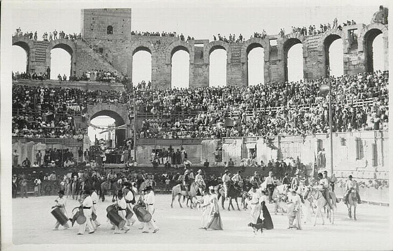 ARLES - DISTRIBUTION DE PRIX FOLKLORIQUES