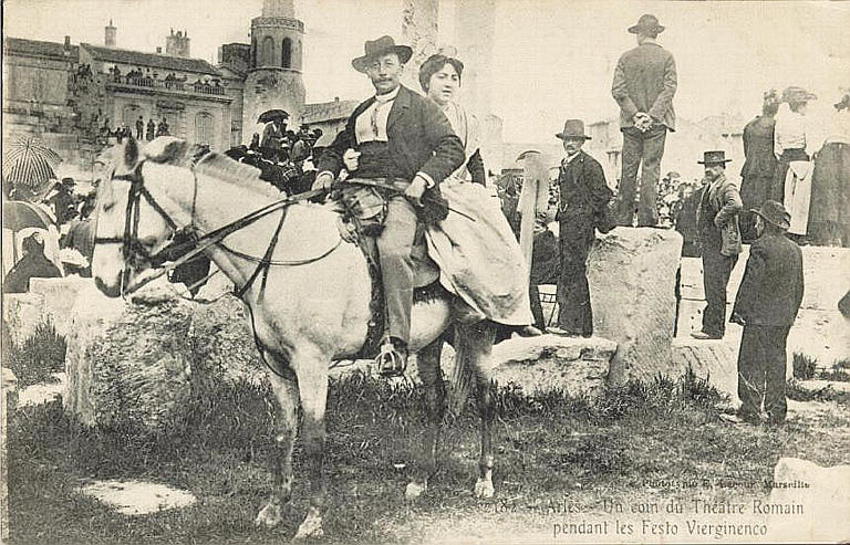 182 ARLES - UN COIN DU THEATRE ROMAIN PENDANT LES FESTO VIERGINENCO