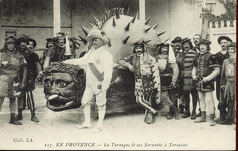 127 EN PROVENCE - LA TARASQUE ET SES SERVANTS A TARASCON