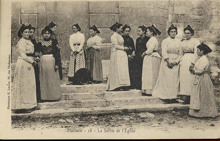 MAILLANE 18 - LA SORTIE DE L'EGLISE