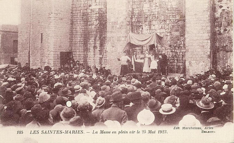 105 LES SAINTES-MARIES - LA MESSE EN PLEIN AIR LE 25 MAI 1923