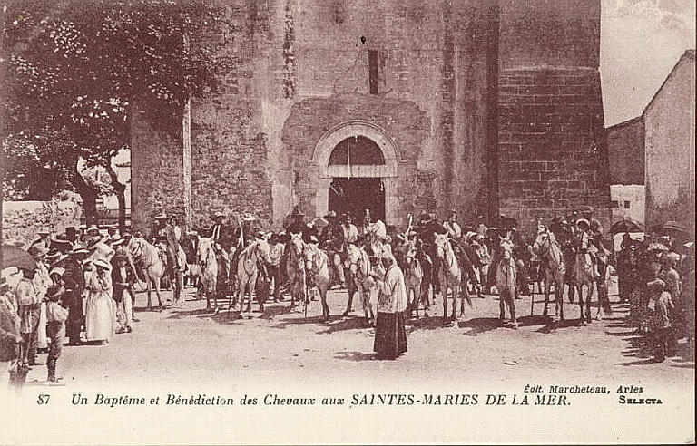 87 UN BAPTEME ET BENEDICTION DES CHEVAUX AUX SAINTES-MARIES DE LA MER