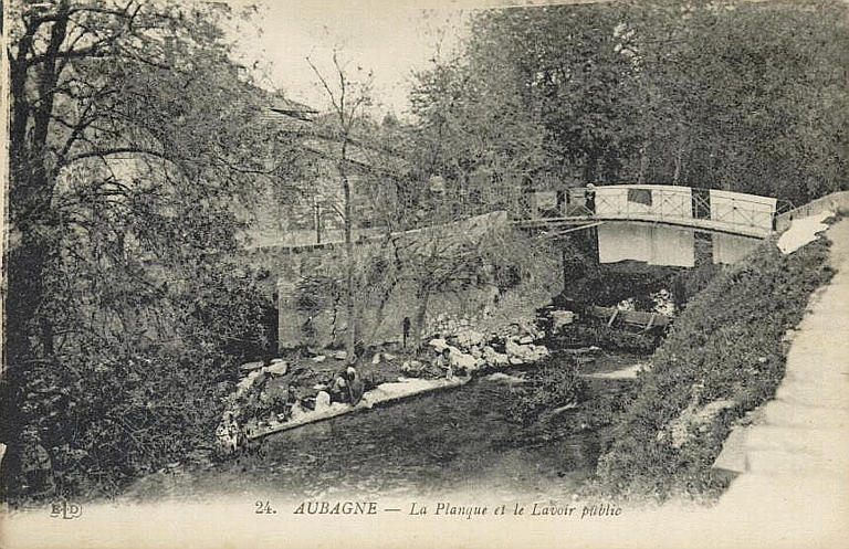 24 AUBAGNE - LA PLANQUE ET LE LAVOIR PUBLIC