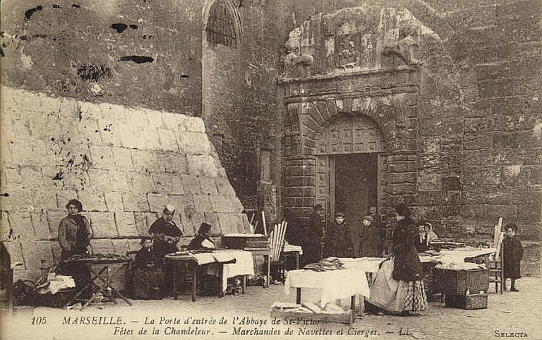 105 MARSEILLE - LA PORTE D'ENTREE DE L'ABBAYE DE ST-VICTOR - FETES DE LA CHANDELEUR - MARCHANDES DE NAVETTES ET CIERGES