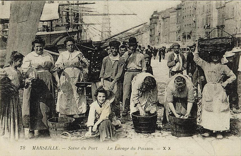 78 MARSEILLE - SCENE DU PORT - LE LAVAGE DU POISSON