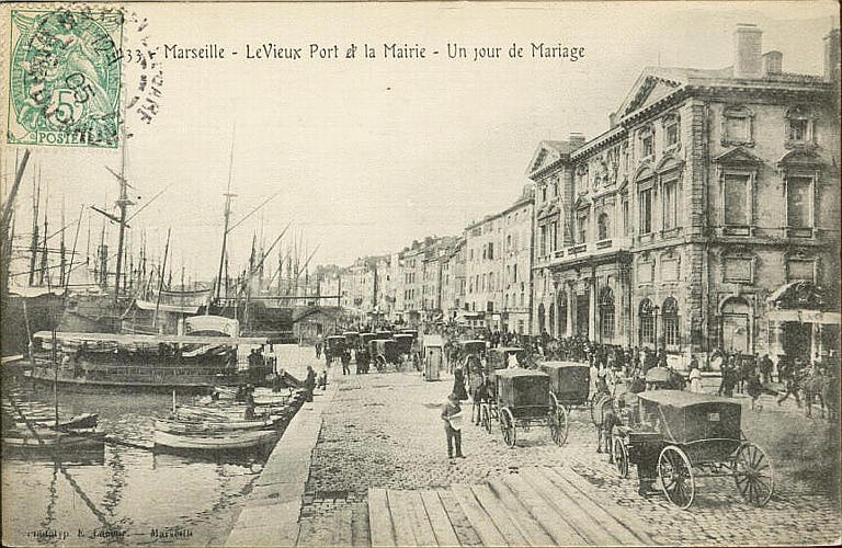 33 MARSEILLE - LE VIEUX PORT ET LA MAIRIE - UN JOUR DE MARIAGE