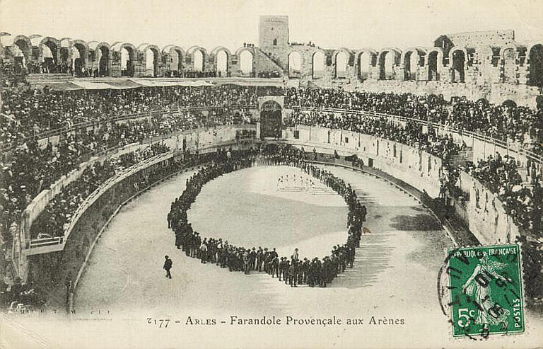 177 ARLES - FARANDOLE PROVENCALE AUX ARENES