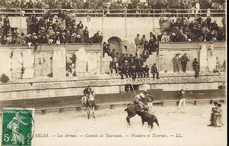 ARLES - LES ARENES - COMBAT DE TAUREAUX - PICADORE ET TAUREAU