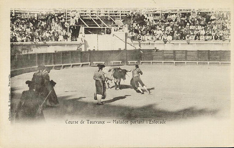 COURSE DE TAUREAU - MATADOR PORTANT L'ESTOCADE