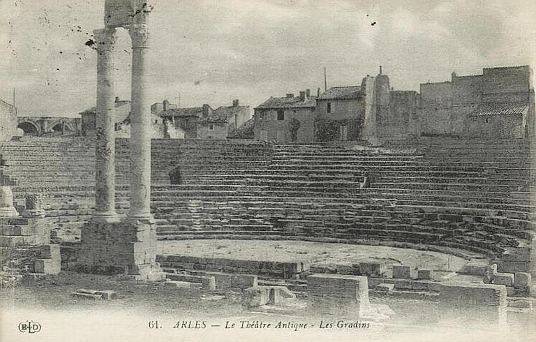 61. ARLES. - Le Théâtre Antique - Les Gradins