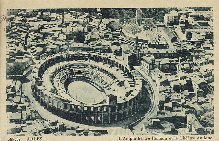 37 ARLES. - L'Amphithéâtre Romain et le Théâtre Antique