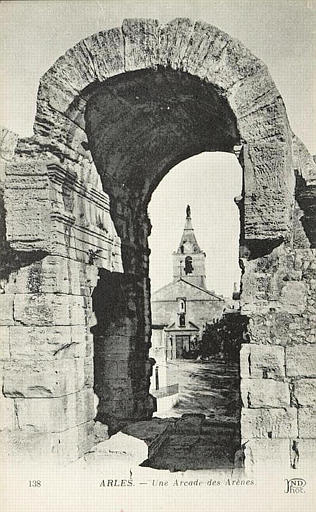 138 - ARLES - Une Arcade des Arènes