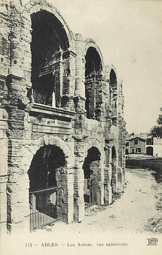 115 - ARLES. - Les Arènes, vue extérieure