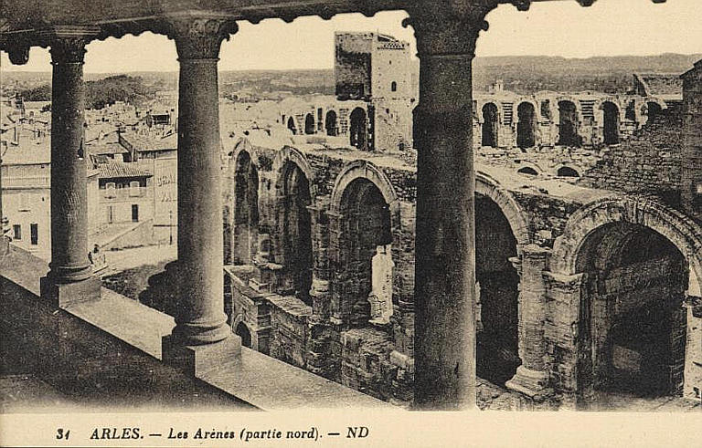 31 ARLES. - Les Arènes (partie nord)