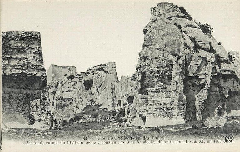 34 - LES BAUX [illisible] des Bancs / Au fond, ruines du château féodal [...] en 1483