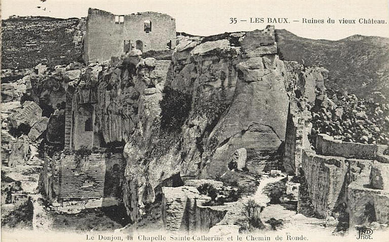 35 - LES BAUX. - Ruines du vieux Château (en haut) / Le Donjon, la Chapelle Sainte-Catherine et le Chemin de Ronde (en bas)