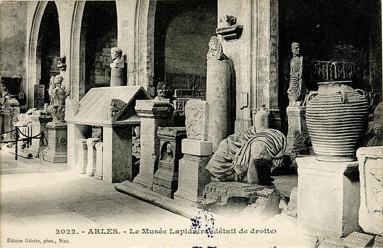 2022. - ARLES. - Le Musée Lapidaire (détail de droite)