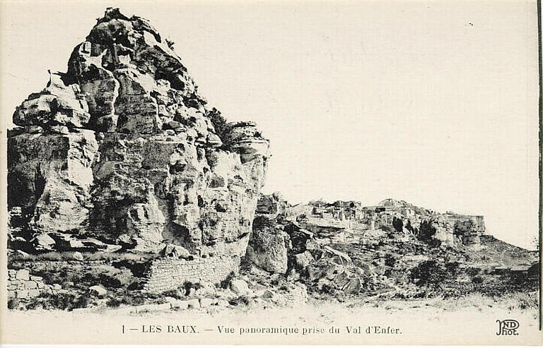 1 - LES BAUX. - Vue panoramique prise du Val d'Enfer