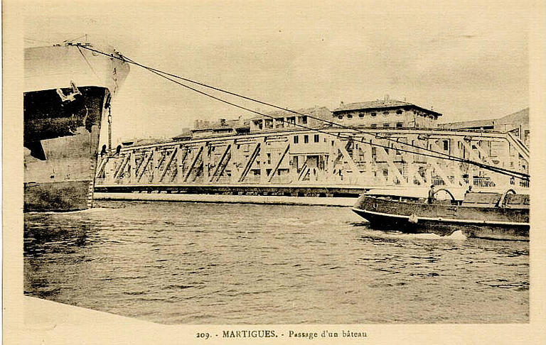 209 MARTIGUES - PASSAGE D'UN BATEAU