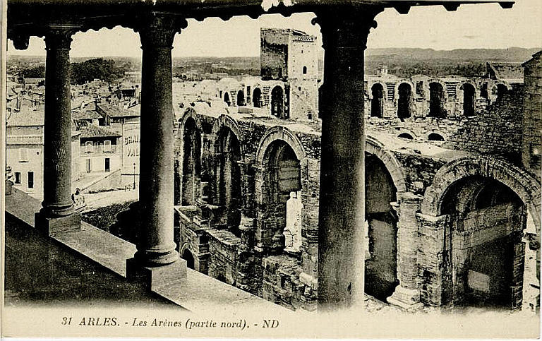 31 ARLES. - Les Arènes (partie nord)