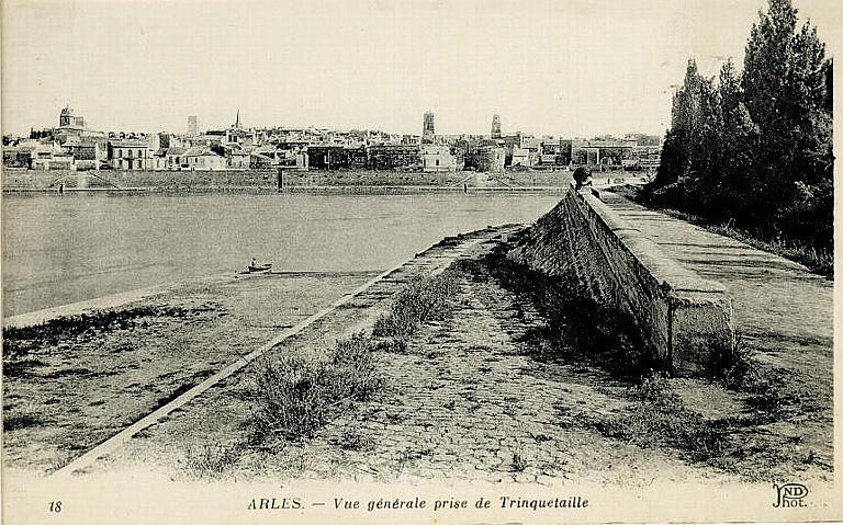 18 ARLES. - Vue générale prise de Trinquetaille