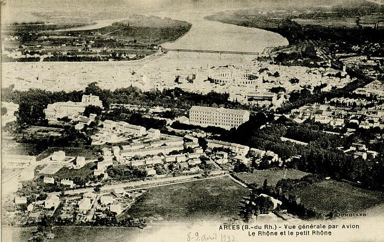 ARLES (B.-du Rh.) - Vue générale par Avion / le Rhône et le petit Rhône