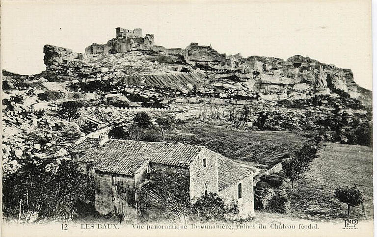 12 - LES BAUX. - Vue panoramique Beaumanière, ruines du Château féodal