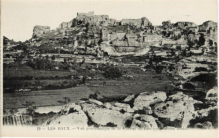19 - LES BAUX. - Vue panoramique de la Ville et de l'ancien Château féodal