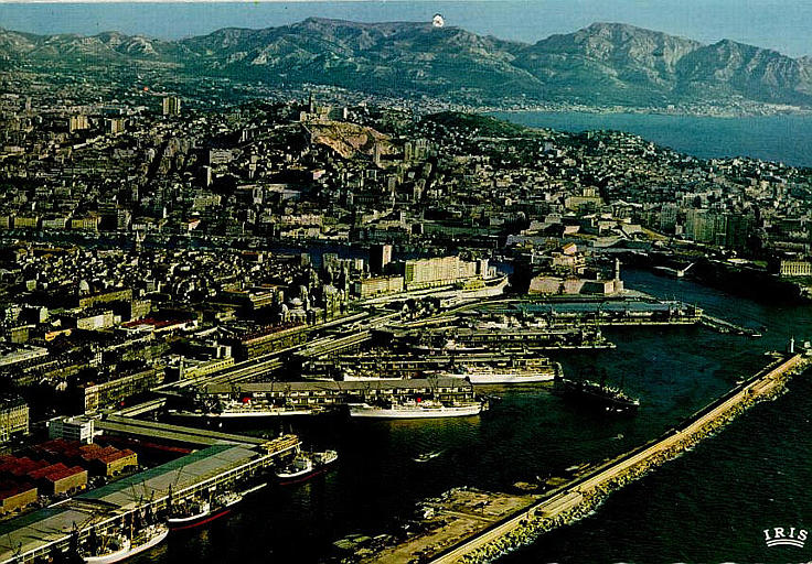REFLETS DE PROVENCE / MARSEILLE (B.-du-R.) : 13.55 / 15 - Vue aérienne. Le Bassin de / la Joliette. Notre Dame de la Garde / et la corniche
