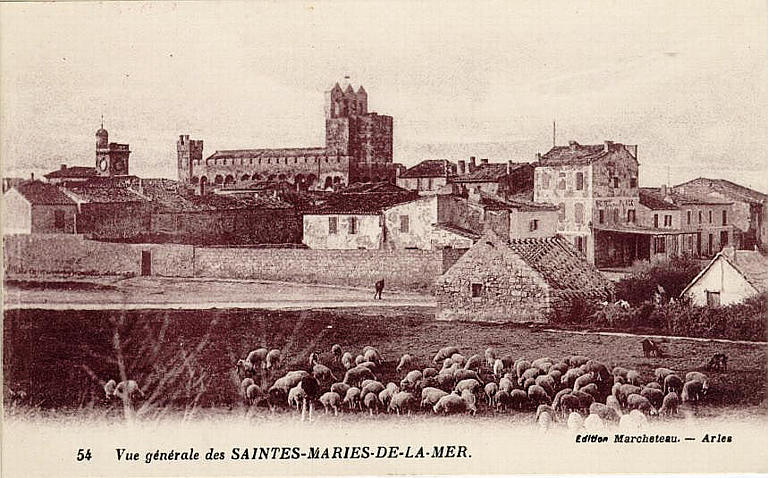 54 Vue générale des SAINTES-MARIES-DE-LA-MER