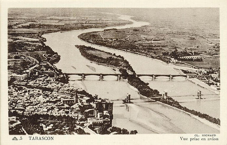 5 TARASCON Vue prise en avion