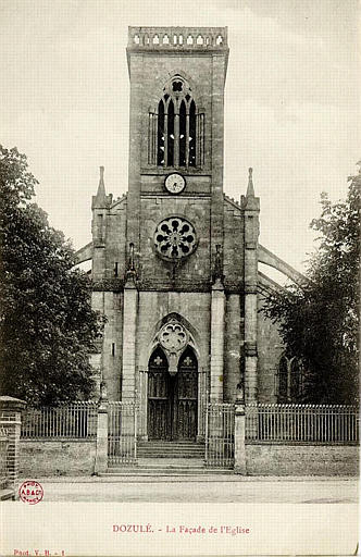 DOZULE - LA FACADE DE L'EGLISE