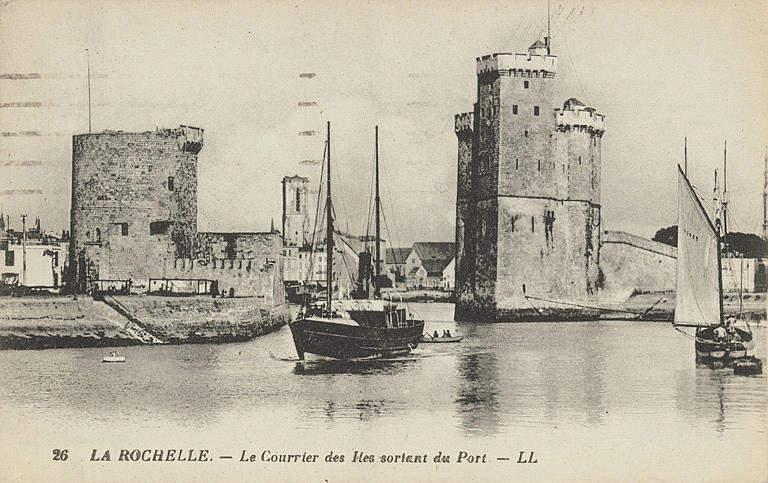26 LA ROCHELLE - LE COURRIER DES ILES SORTANT DU PORT