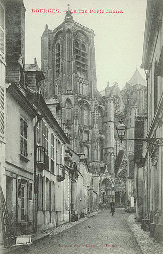 BOURGES. - LA RUE PORTE JAUNE