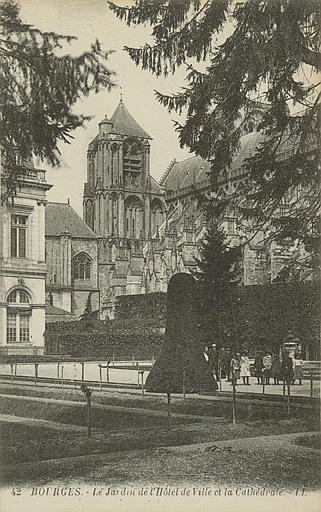 42 BOURGES - LE JARDIN DE L'HOTEL DE VILLE ET LA CATHEDRALE